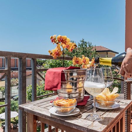 Hotel Gabrini Marina di Massa Bagian luar foto