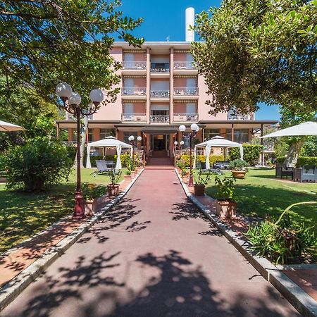 Hotel Gabrini Marina di Massa Bagian luar foto