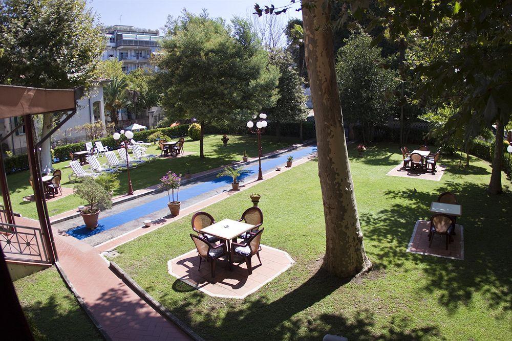 Hotel Gabrini Marina di Massa Bagian luar foto