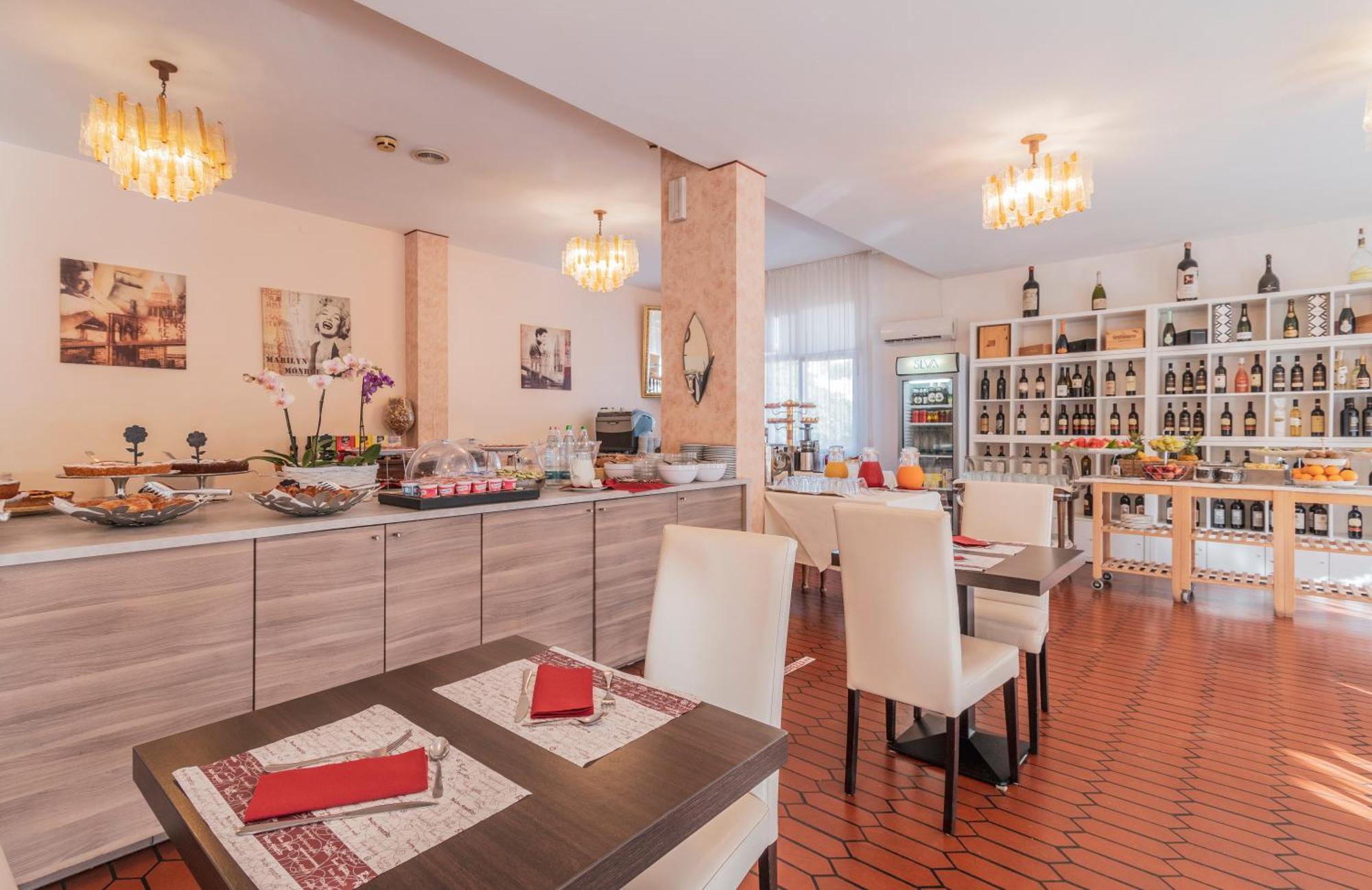 Hotel Gabrini Marina di Massa Bagian luar foto