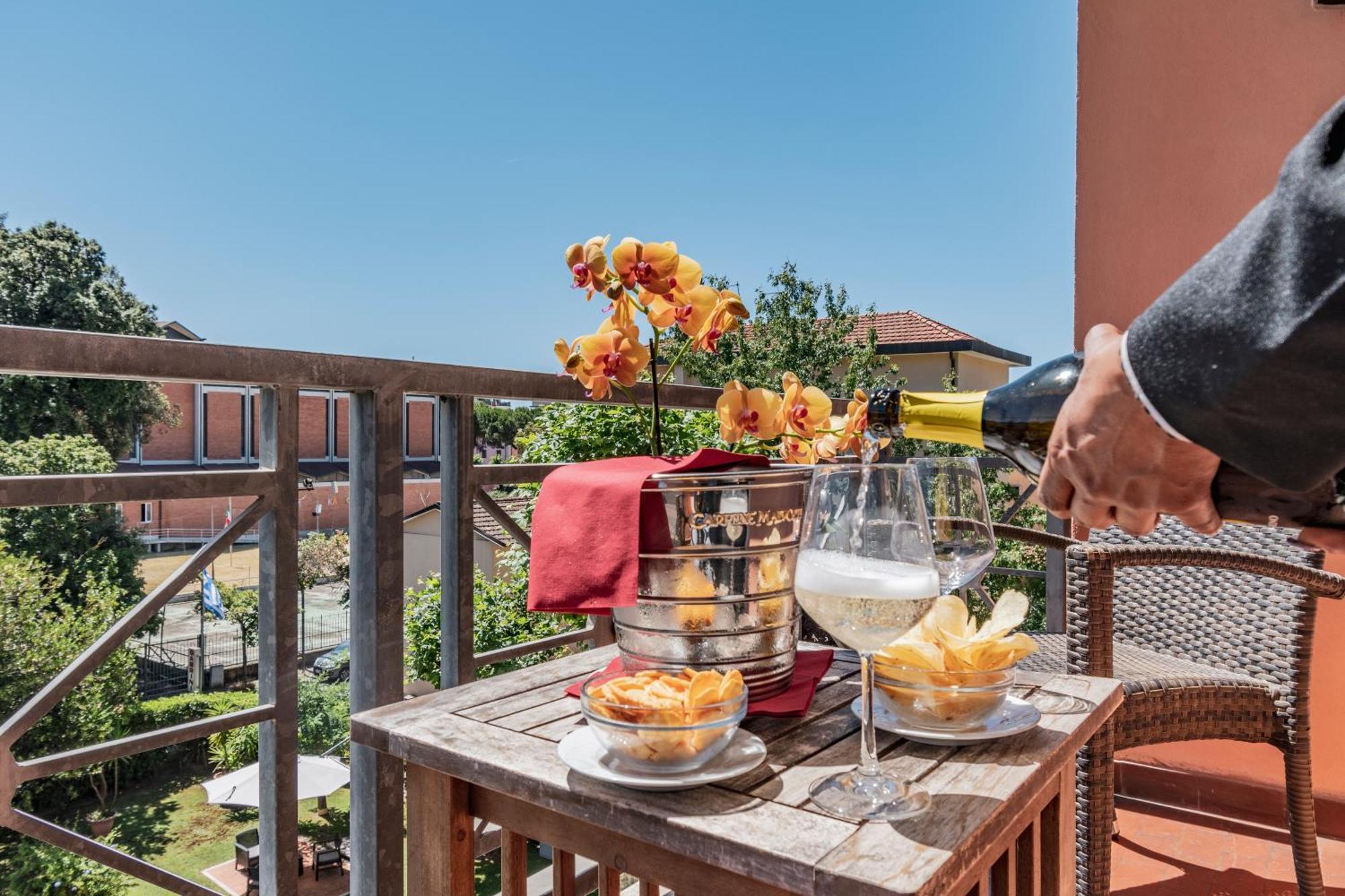 Hotel Gabrini Marina di Massa Bagian luar foto