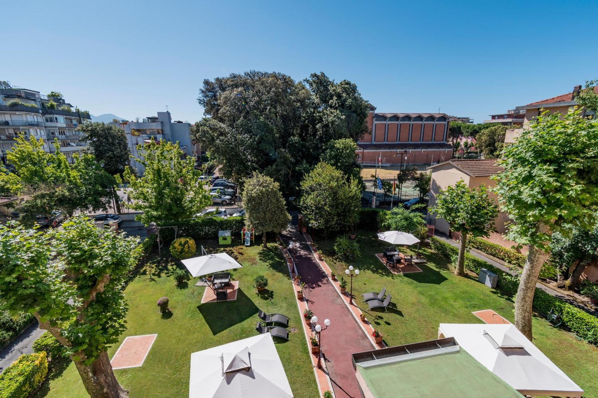 Hotel Gabrini Marina di Massa Bagian luar foto