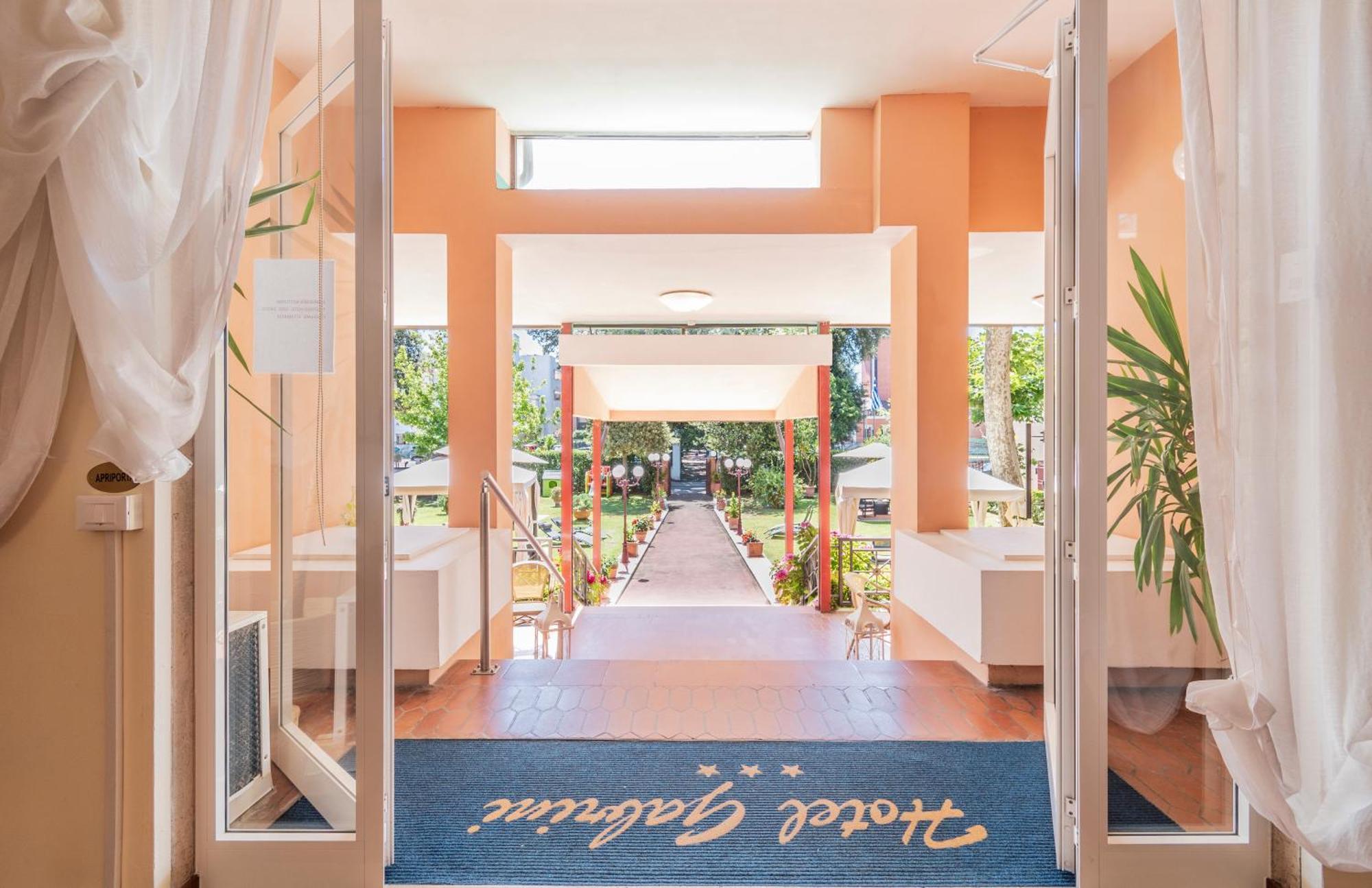 Hotel Gabrini Marina di Massa Bagian luar foto