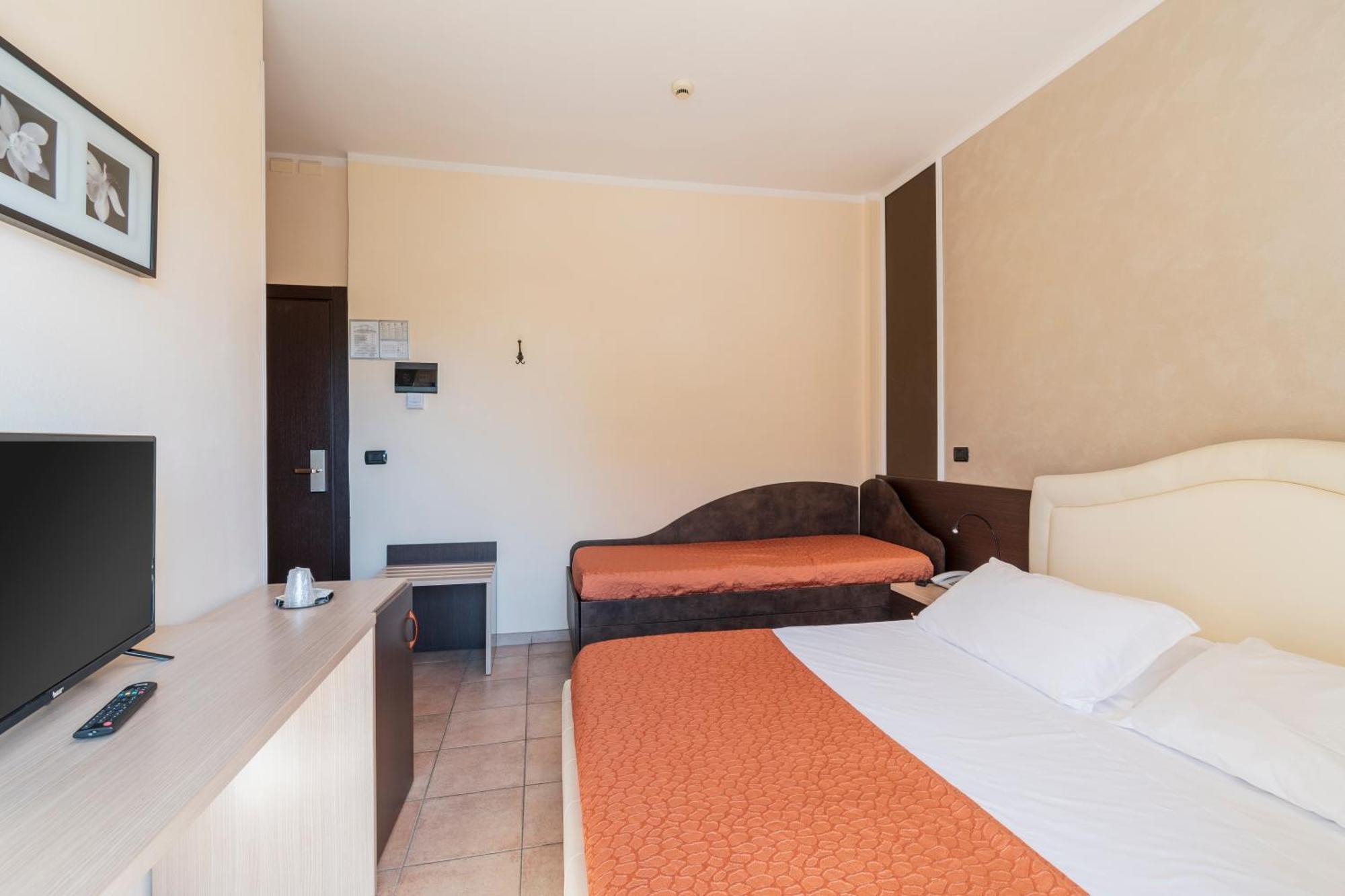 Hotel Gabrini Marina di Massa Bagian luar foto