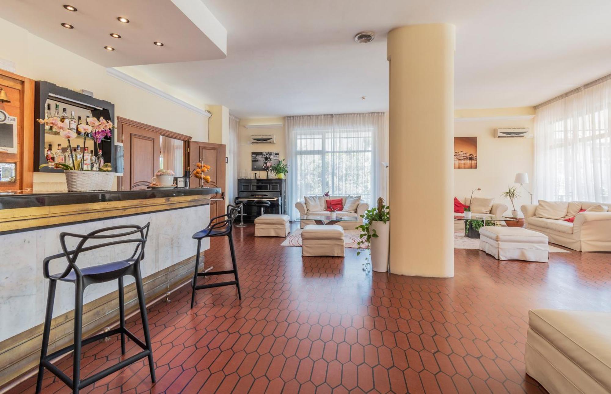 Hotel Gabrini Marina di Massa Bagian luar foto