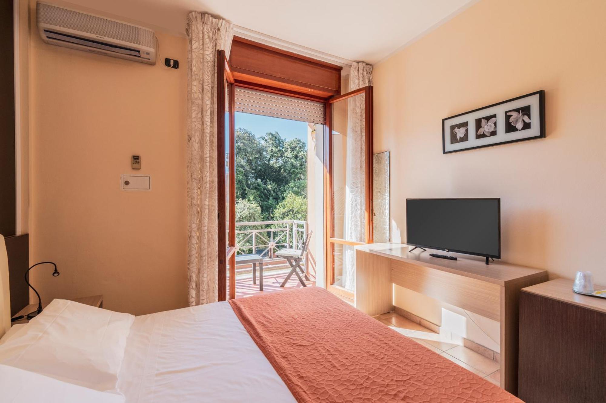 Hotel Gabrini Marina di Massa Bagian luar foto