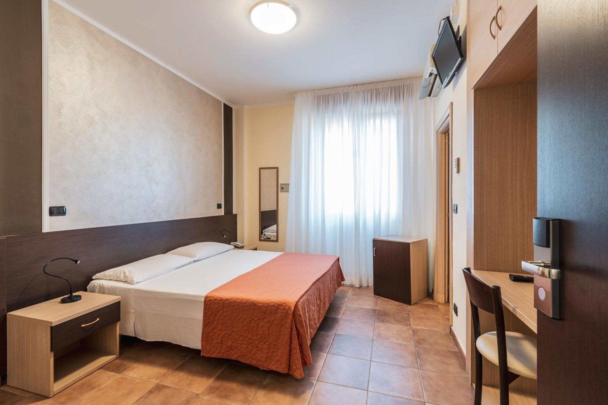 Hotel Gabrini Marina di Massa Bagian luar foto