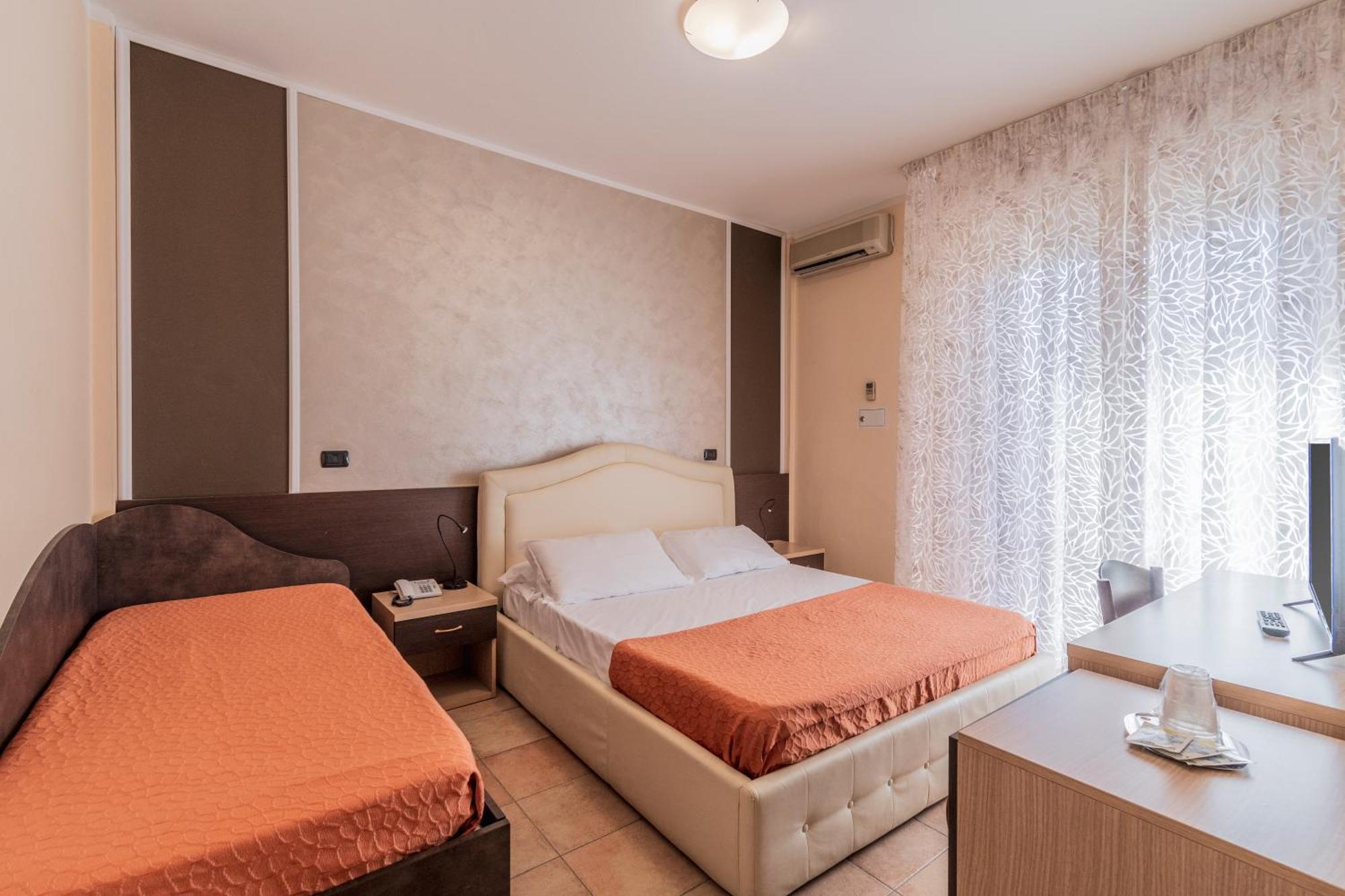 Hotel Gabrini Marina di Massa Bagian luar foto
