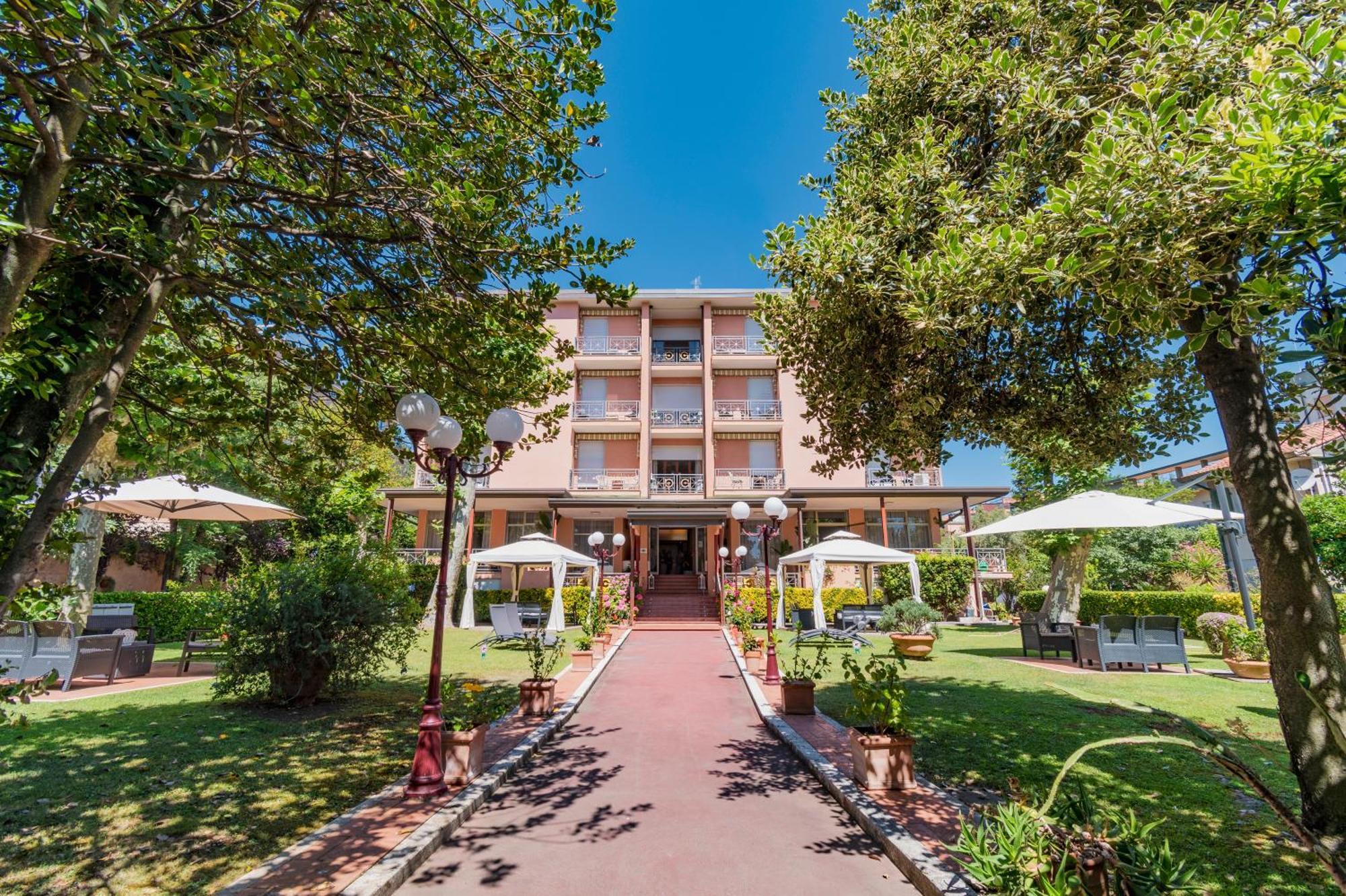 Hotel Gabrini Marina di Massa Bagian luar foto