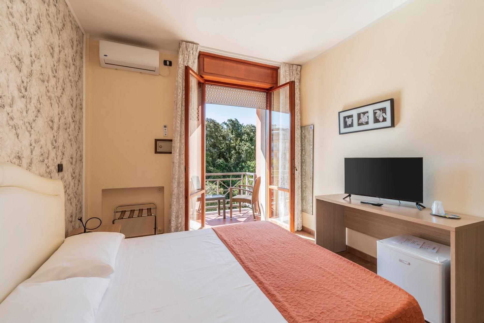 Hotel Gabrini Marina di Massa Bagian luar foto