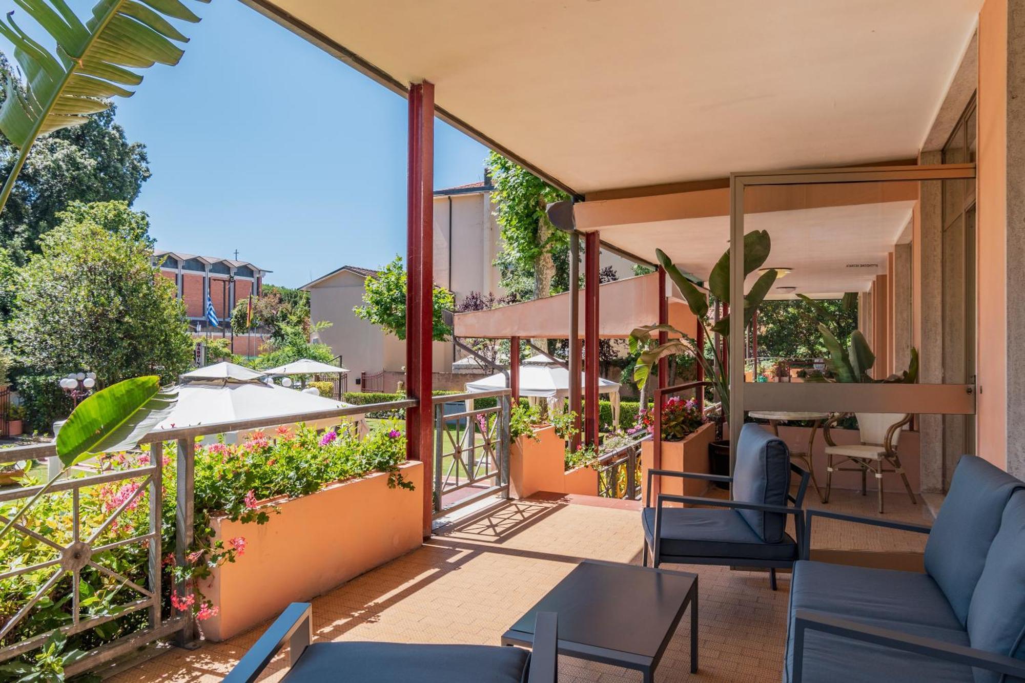 Hotel Gabrini Marina di Massa Bagian luar foto