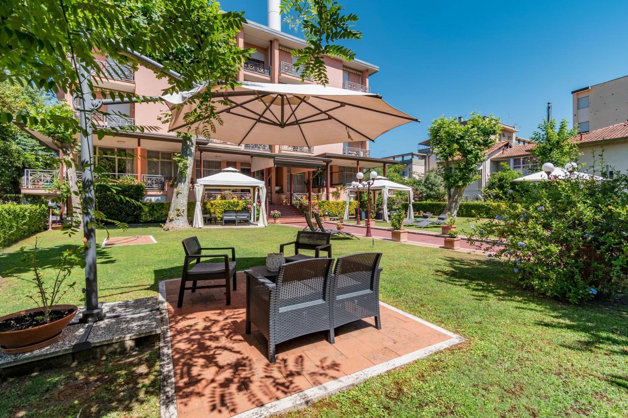 Hotel Gabrini Marina di Massa Bagian luar foto