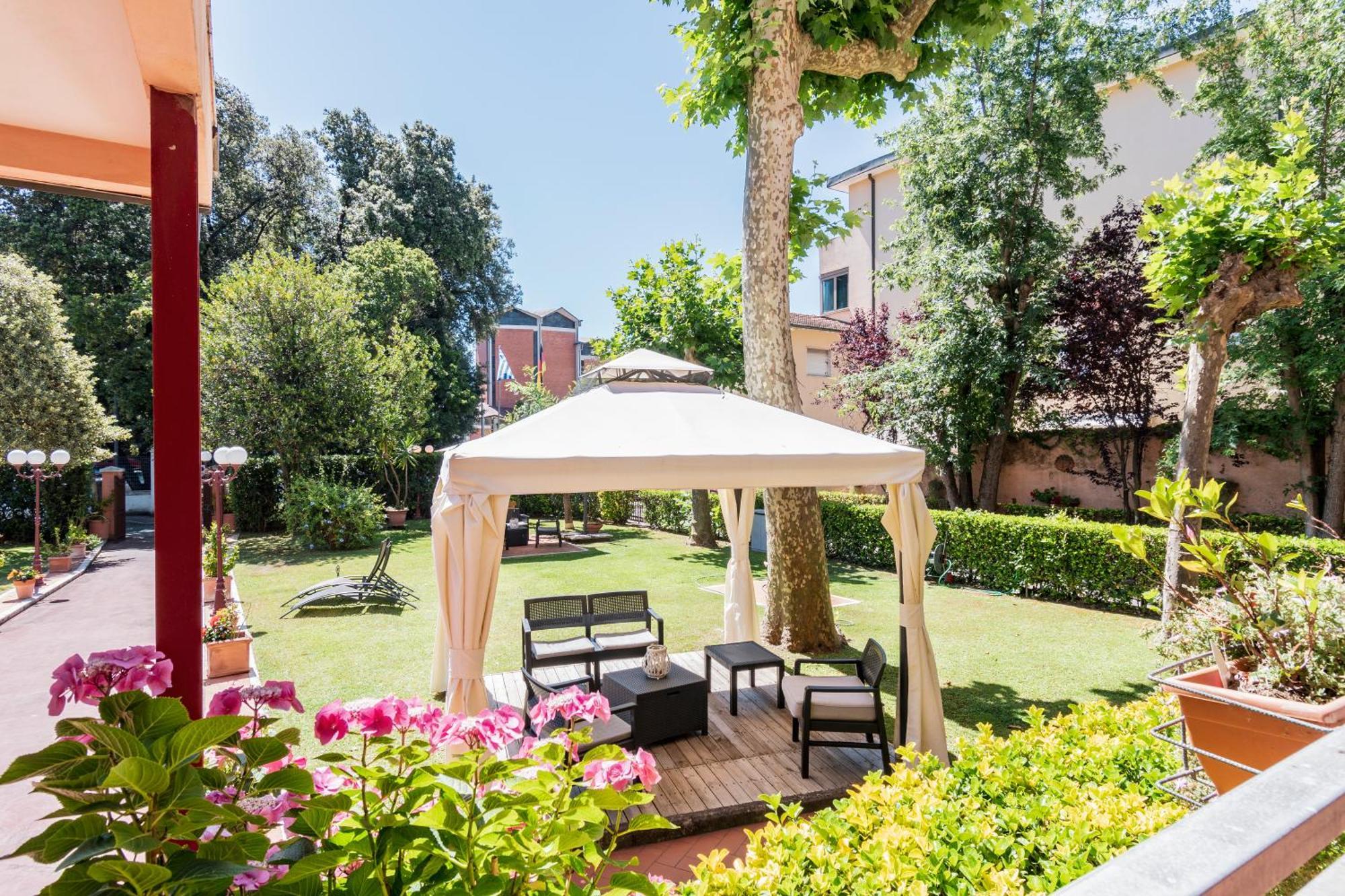 Hotel Gabrini Marina di Massa Bagian luar foto