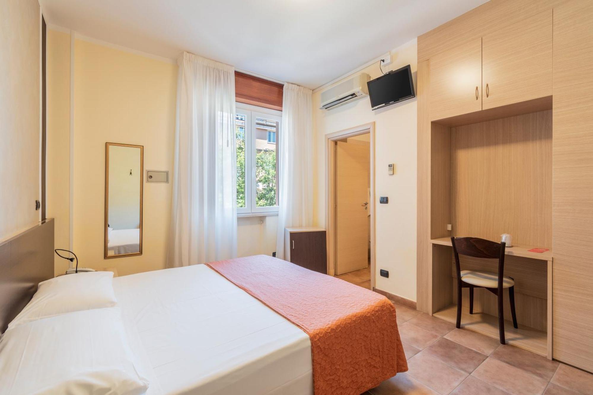 Hotel Gabrini Marina di Massa Bagian luar foto
