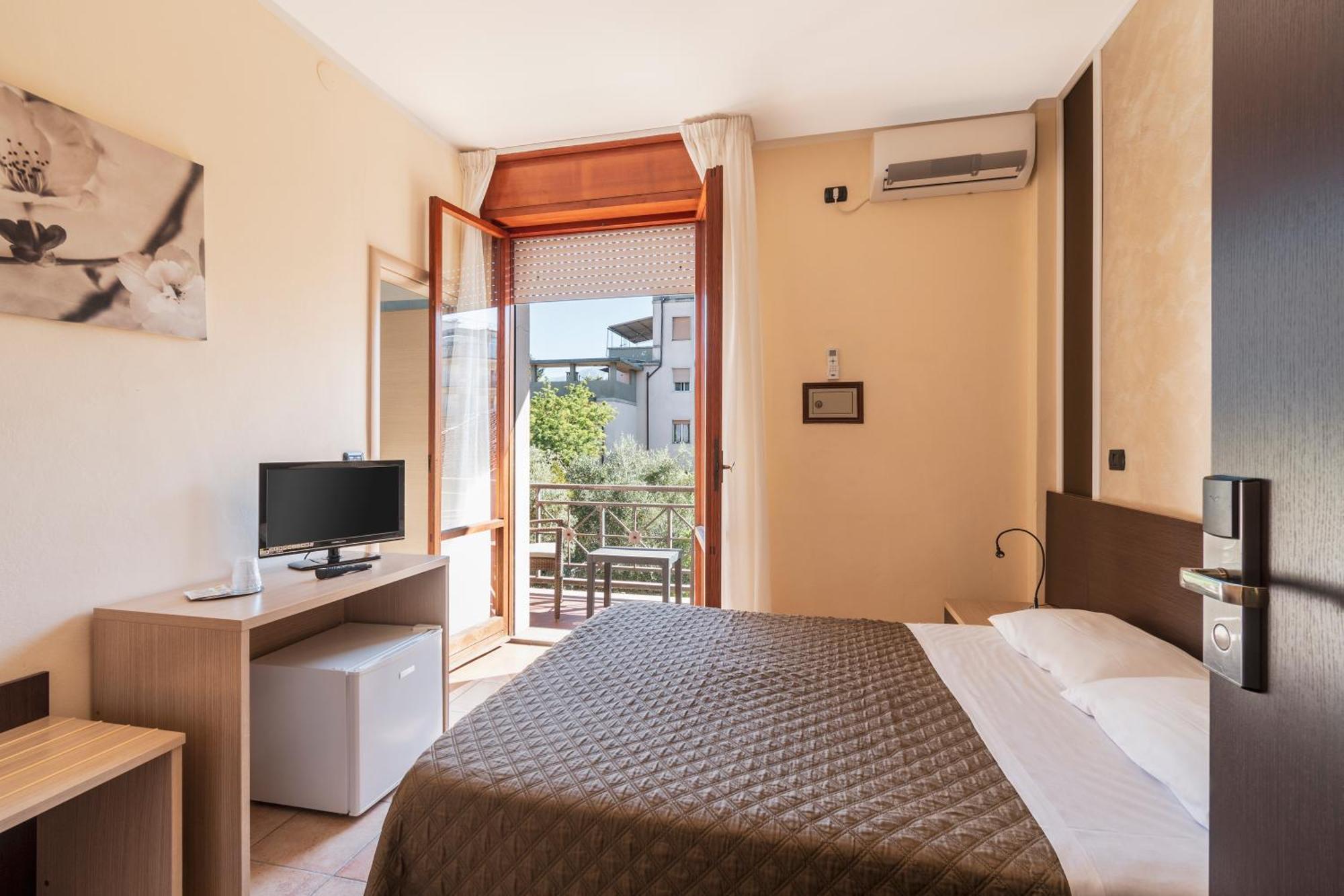 Hotel Gabrini Marina di Massa Bagian luar foto