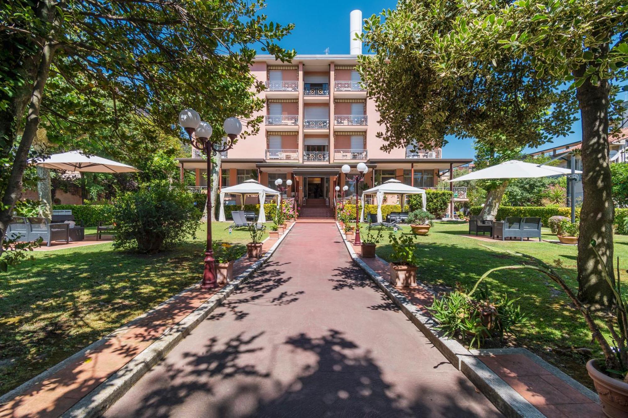 Hotel Gabrini Marina di Massa Bagian luar foto