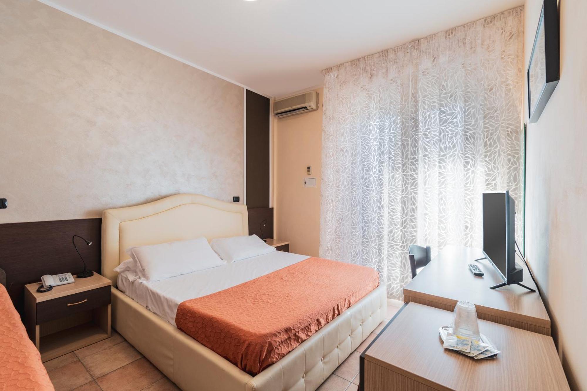 Hotel Gabrini Marina di Massa Bagian luar foto