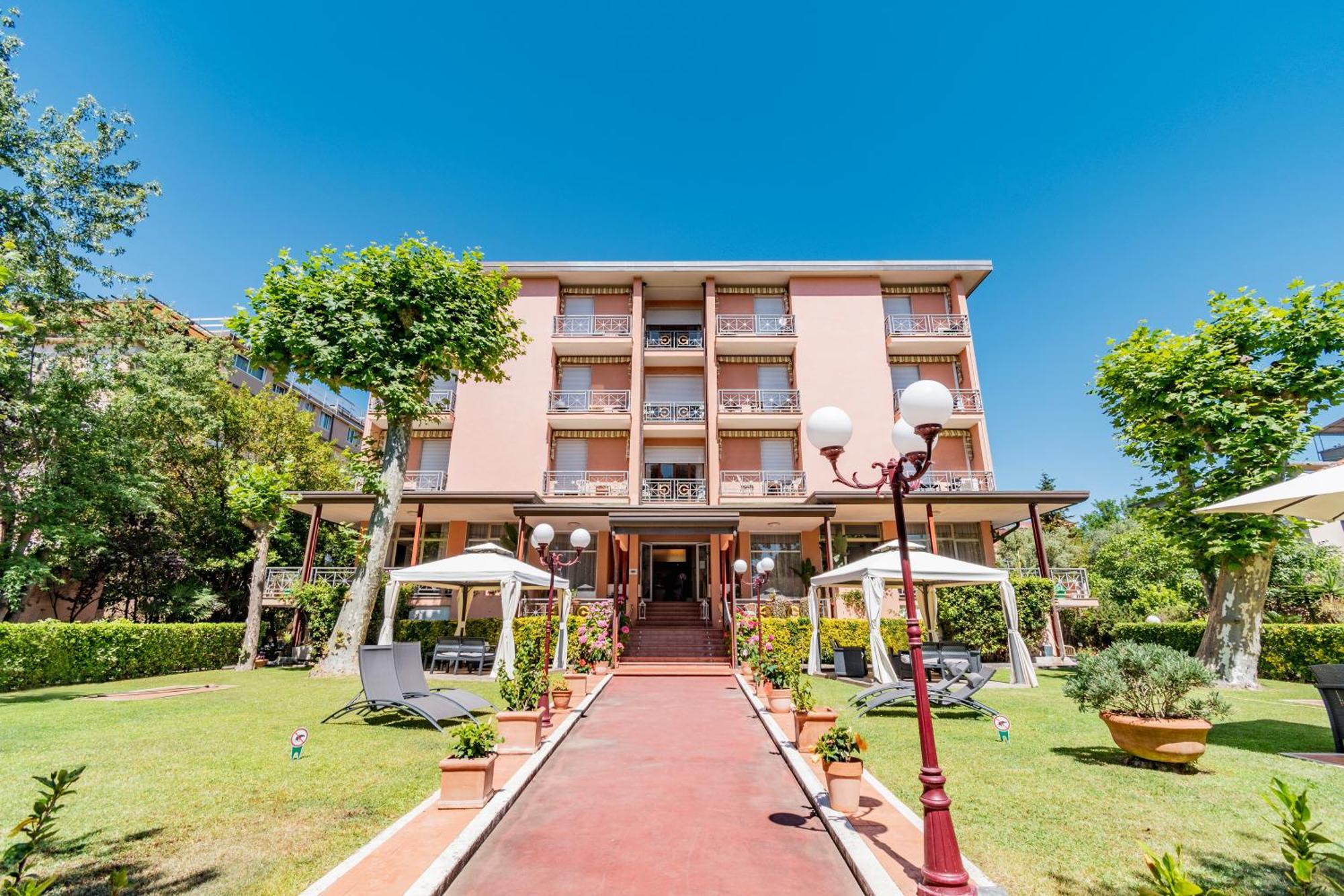 Hotel Gabrini Marina di Massa Bagian luar foto