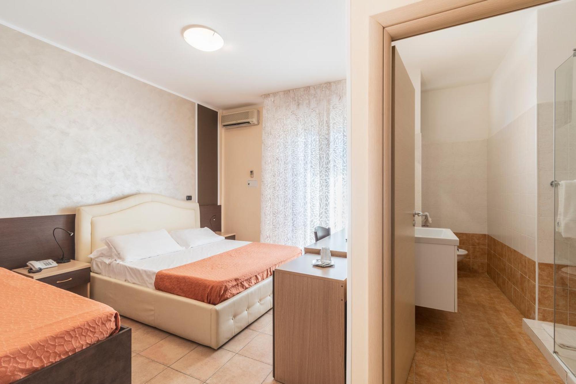 Hotel Gabrini Marina di Massa Bagian luar foto