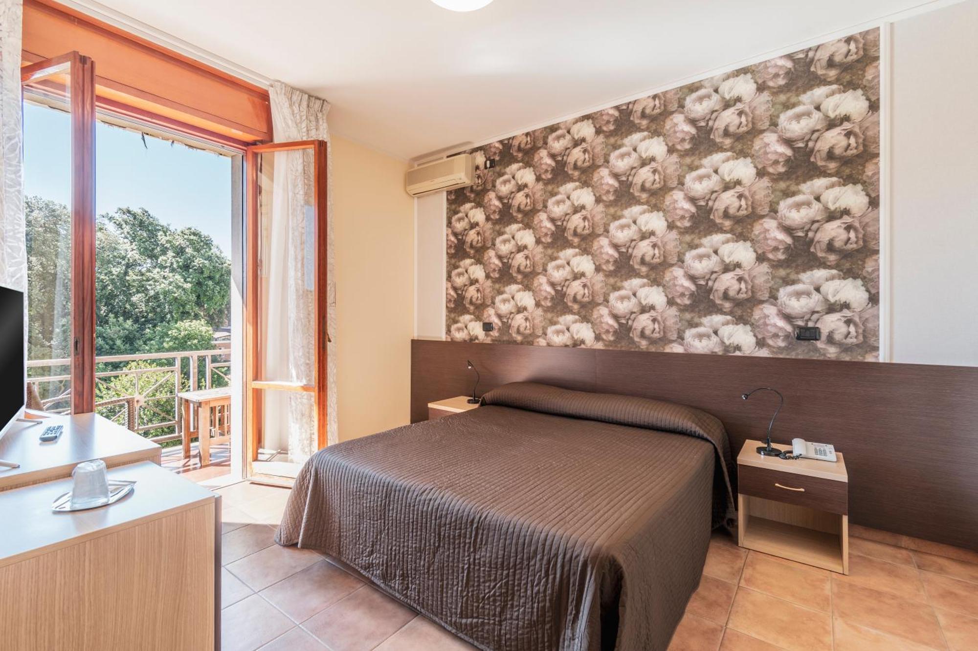 Hotel Gabrini Marina di Massa Bagian luar foto