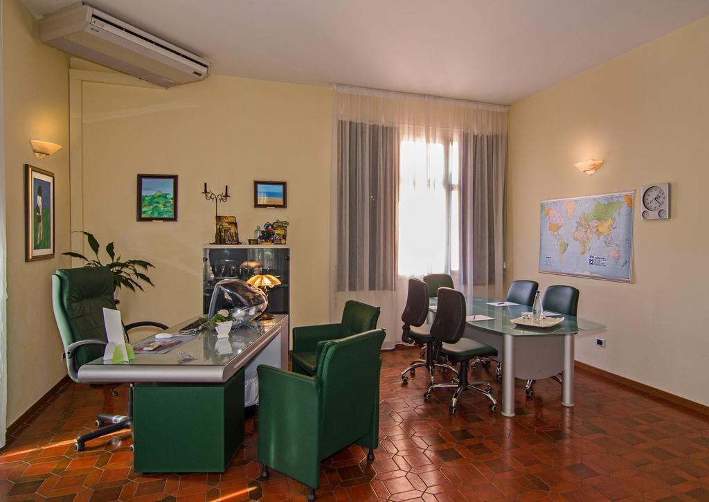 Hotel Gabrini Marina di Massa Bagian luar foto