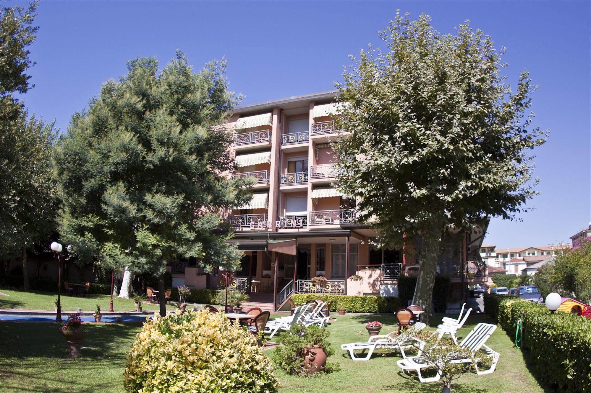 Hotel Gabrini Marina di Massa Bagian luar foto