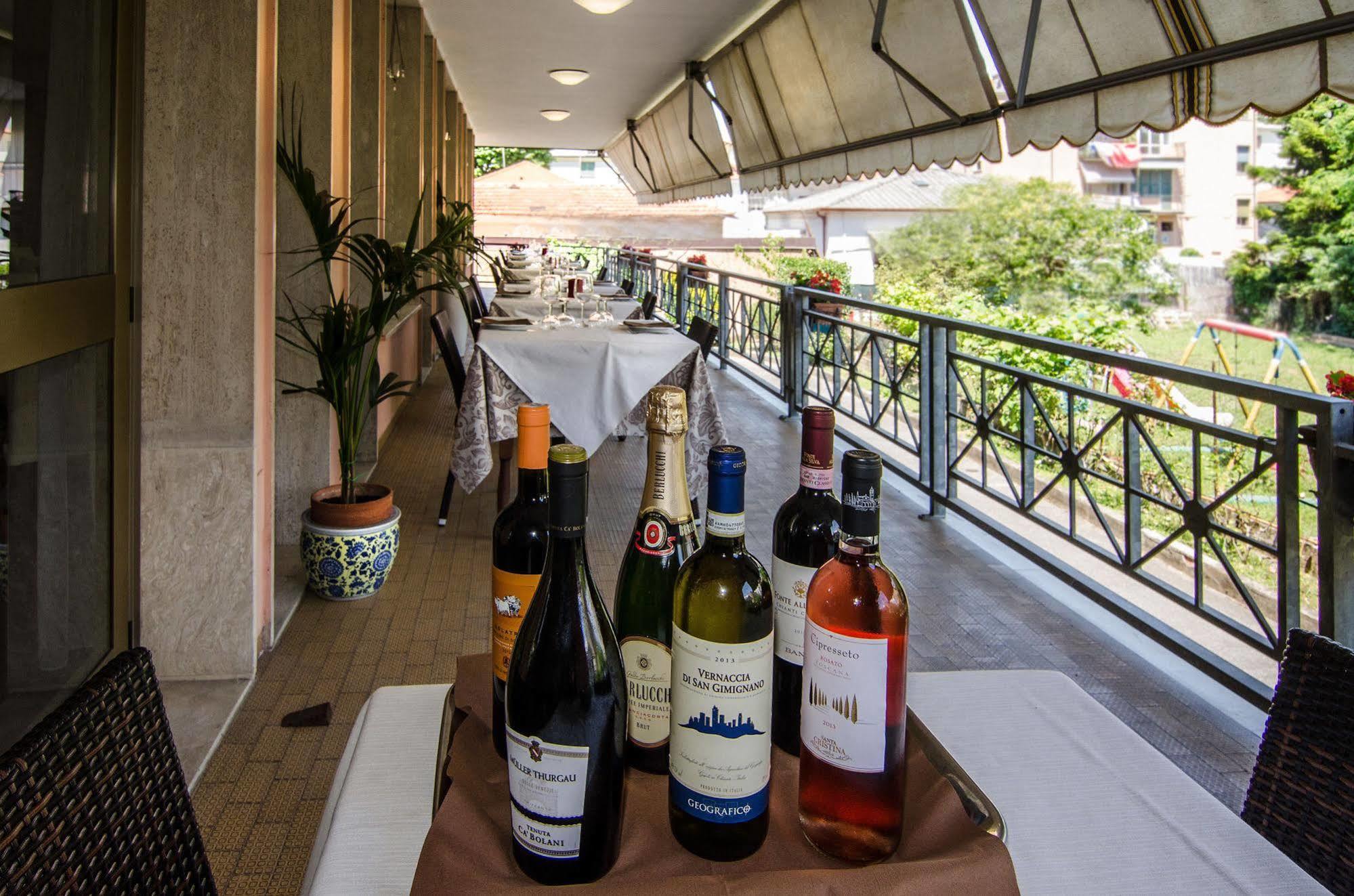 Hotel Gabrini Marina di Massa Bagian luar foto