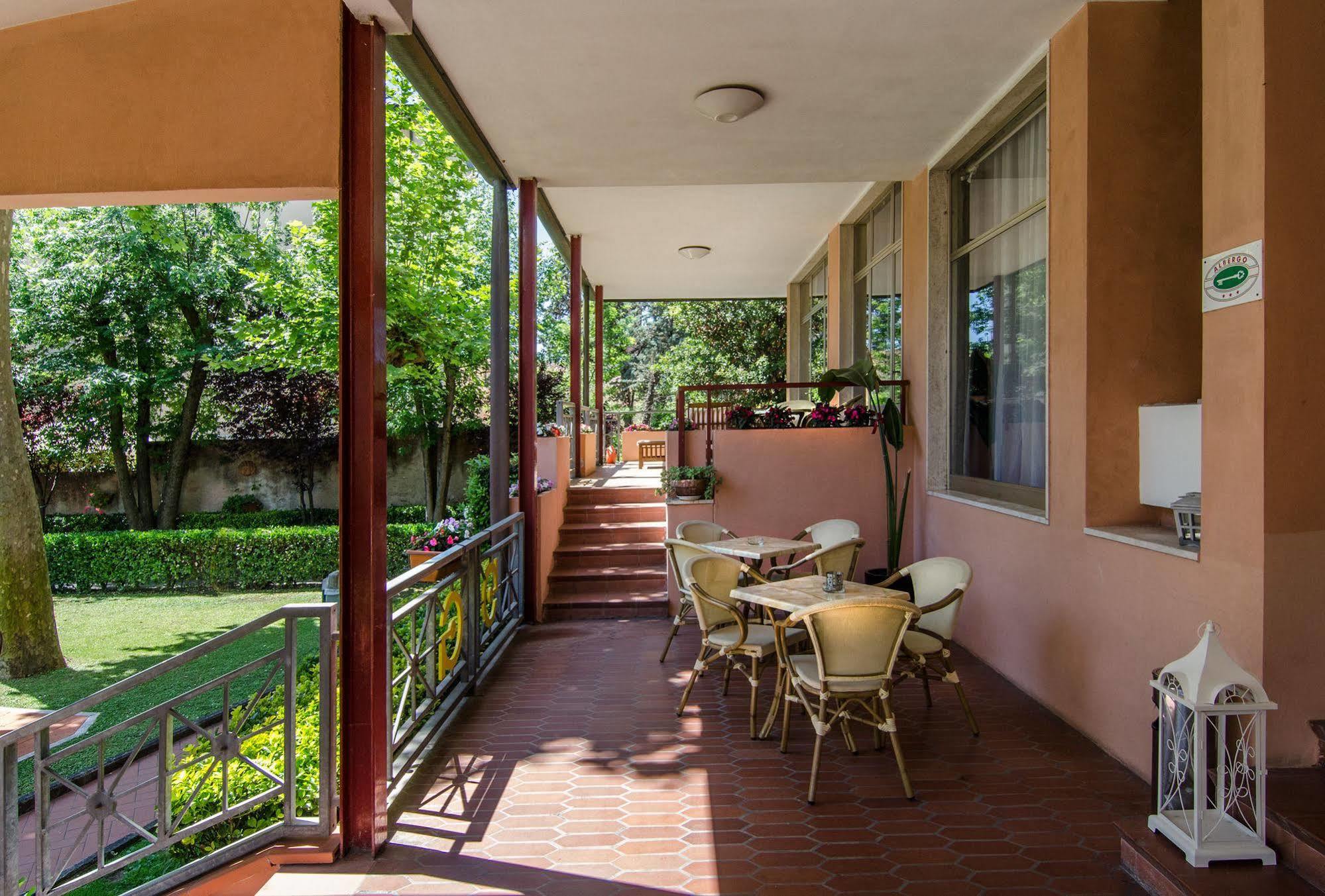 Hotel Gabrini Marina di Massa Bagian luar foto
