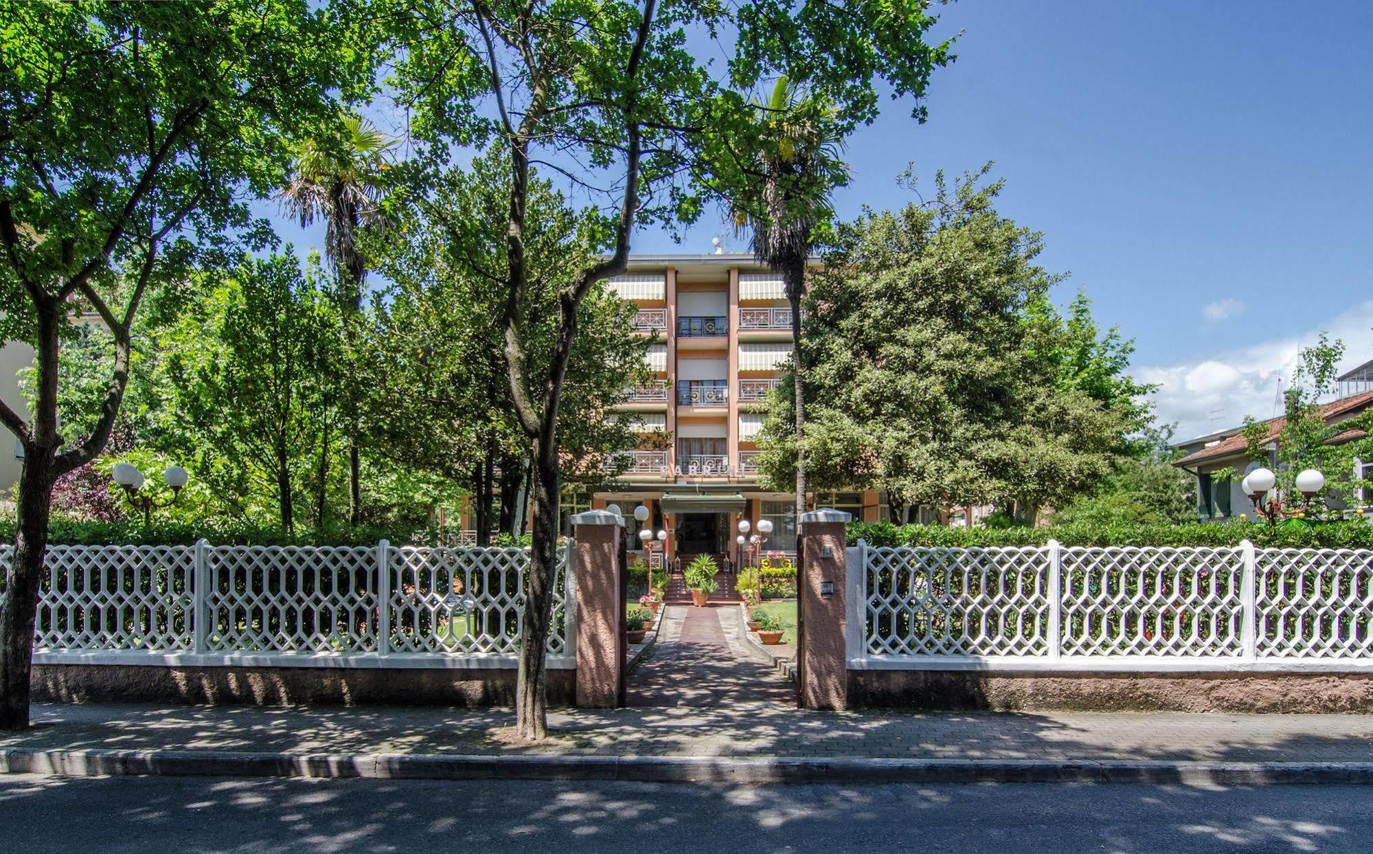 Hotel Gabrini Marina di Massa Bagian luar foto