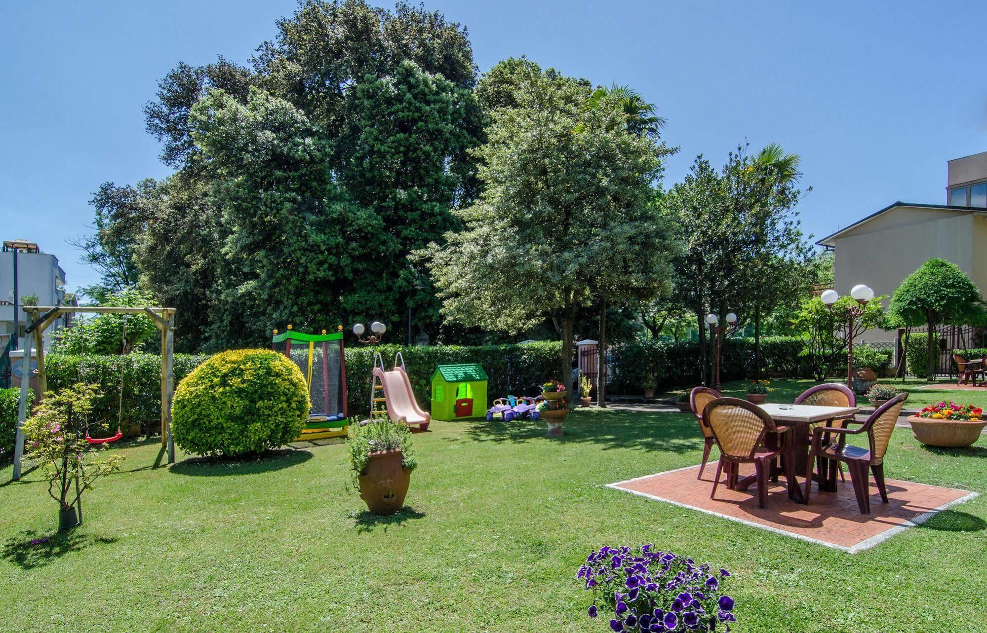 Hotel Gabrini Marina di Massa Bagian luar foto
